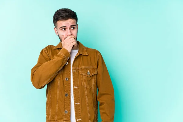 Joven Hombre Guapo Reflexivo Mirando Espacio Copia Que Cubre Boca —  Fotos de Stock