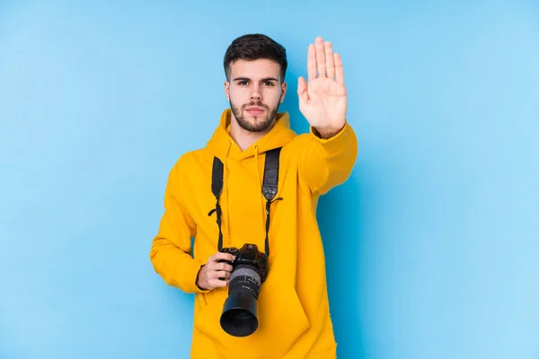 Jonge Kaukasische Fotograaf Man Geïsoleerd Staande Met Uitgestrekte Hand Tonen — Stockfoto