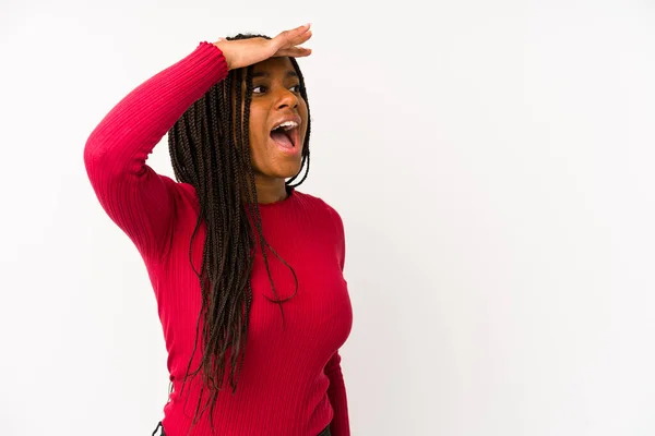 Jovem Afro Americana Isolada Olhando Para Longe Mantendo Mão Testa — Fotografia de Stock