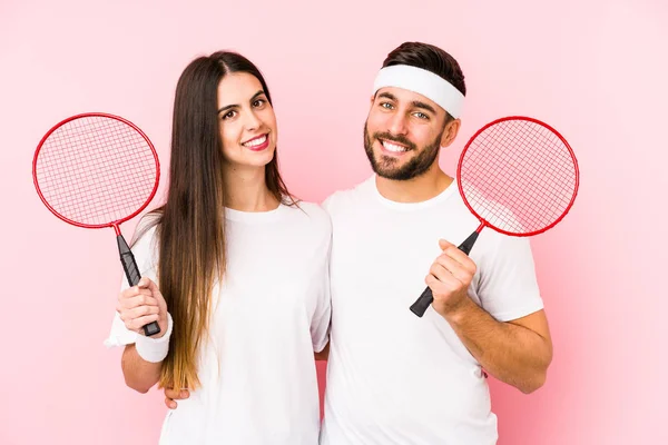 Casal Jovem Jogando Badminton Isolado Feliz Sorridente Alegre — Fotografia de Stock