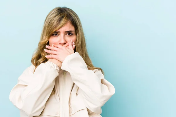 Ung Blond Kaukasiska Kvinna Täcker Munnen Med Händerna Ser Orolig — Stockfoto