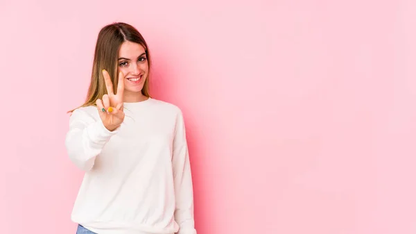 Mulher Caucasiana Jovem Isolado Fundo Rosa Mostrando Número Dois Com — Fotografia de Stock