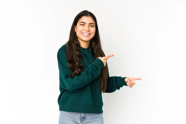 Jonge Indiaanse Vrouw Geïsoleerd Paarse Achtergrond Wijzend Met Wijsvingers Naar — Stockfoto