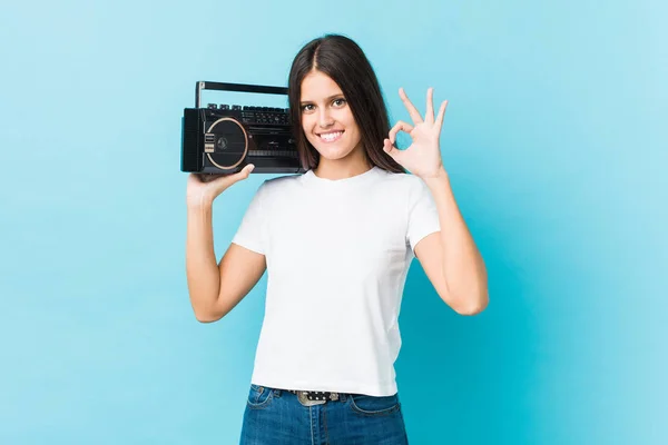 Jovem Mulher Caucasiana Segurando Guetto Blaster Alegre Confiante Mostrando Gesto — Fotografia de Stock