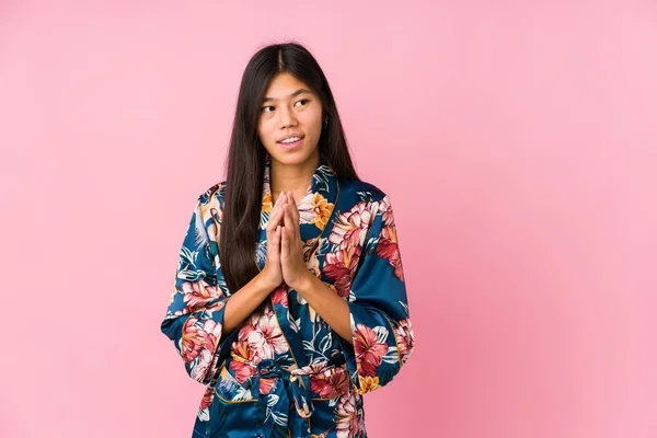 Joven Mujer Asiática Usando Pijama Kimono Inventando Plan Mente Estableciendo —  Fotos de Stock