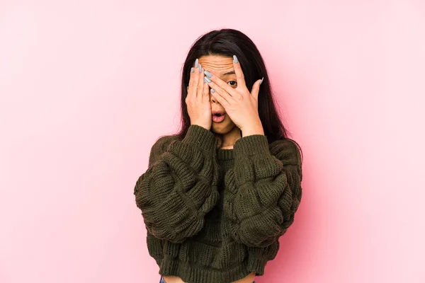 Joven Mujer China Aislada Sobre Fondo Rosa Parpadea Entre Los —  Fotos de Stock