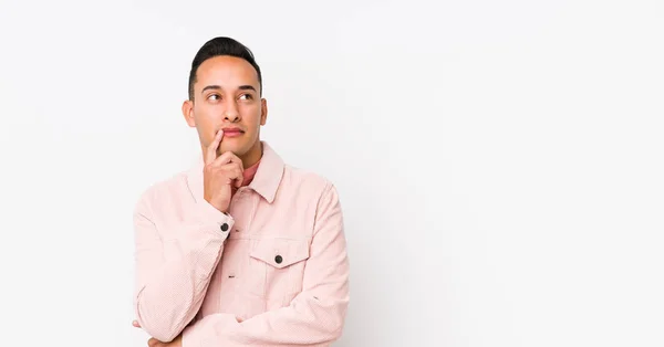 Junger Lateinischer Mann Posiert Isoliert Und Schaut Mit Zweifelndem Und — Stockfoto