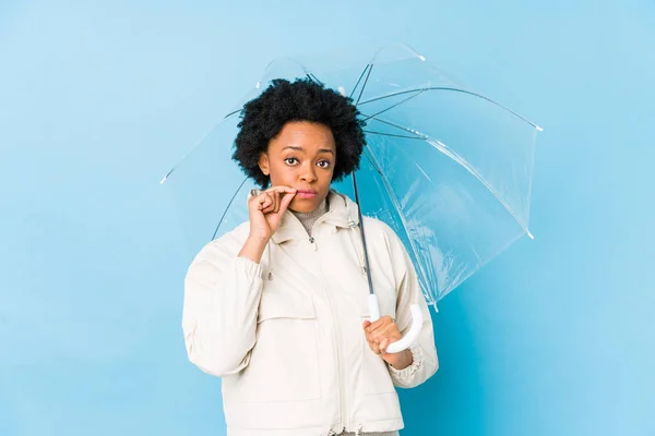 Jovem Afro Americana Segurando Guarda Chuva Isolado Com Dedos Nos — Fotografia de Stock