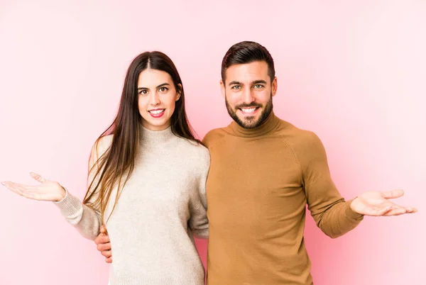 Jovem Casal Caucasiano Isolado Mostrando Uma Expressão Bem Vinda — Fotografia de Stock