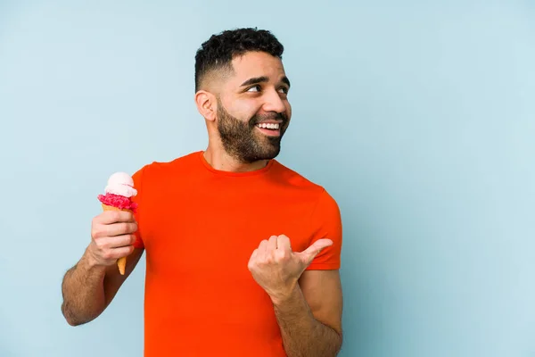 Mladý Latin Muž Drží Zmrzlinu Izolované Body Palcem Pryč Smích — Stock fotografie