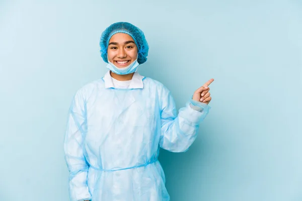Молода Хірург Азіатська Жінка Ізольована Посміхаючись Вказуючи Вбік Показуючи Щось — стокове фото