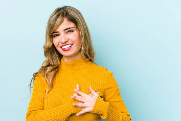 Jonge Blonde Blanke Vrouw Heeft Een Vriendelijke Uitdrukking Drukt Palm — Stockfoto