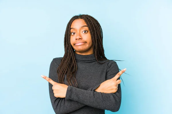 Jonge Afro Amerikaanse Vrouw Geïsoleerd Blauwe Achtergrond Punten Zijwaarts Probeert — Stockfoto