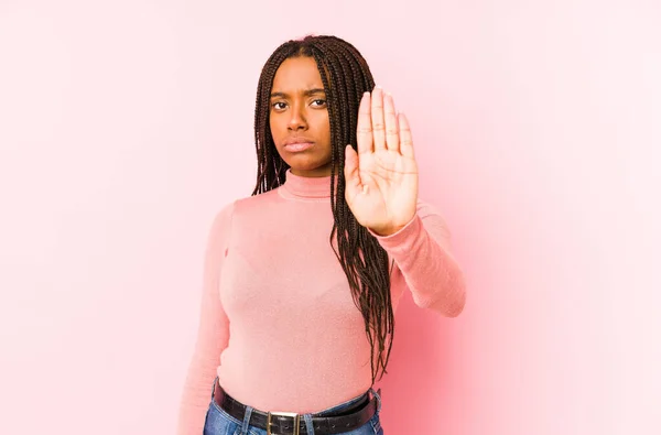 Jonge Afro Amerikaanse Vrouw Geïsoleerd Een Roze Achtergrond Staan Met — Stockfoto