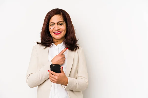 Lateinische Frau Mittleren Alters Hält Ein Handy Isoliert Lächelnd Zur — Stockfoto