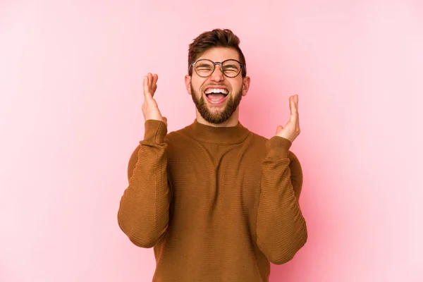 Νεαρός Καυκάσιος Άντρας Απομονωμένος Ροζ Φόντο Γελαστός Πολύ Έννοια Ευτυχίας — Φωτογραφία Αρχείου