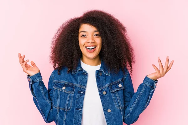 Jovem Afro Americana Recebendo Uma Agradável Surpresa Animada Levantando Mãos — Fotografia de Stock