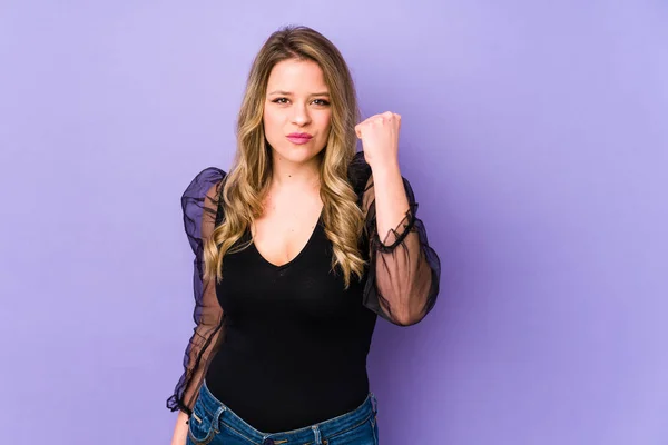 紫色の背景に孤立した若い白人女性は カメラに拳を示す 積極的な顔の表情 — ストック写真