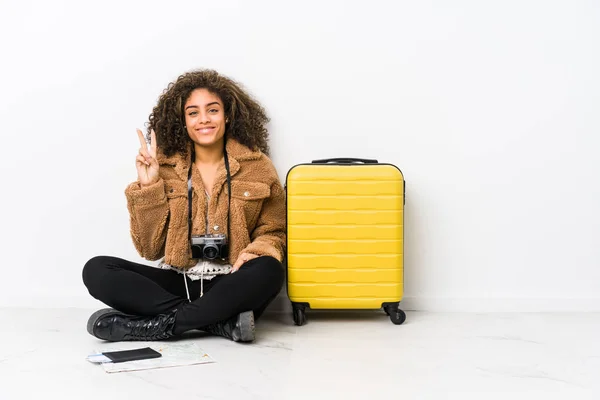 Joven Mujer Afroamericana Lista Para Viaje Mostrando Número Dos Con — Foto de Stock