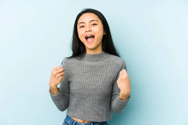 Mulher Chinesa Jovem Isolado Fundo Azul Torcendo Despreocupado Animado Conceito — Fotografia de Stock