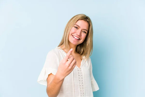 Молода Блондинка Біла Жінка Ізольована Вказуючи Пальцем Ніби Запрошуючи Наблизитися — стокове фото