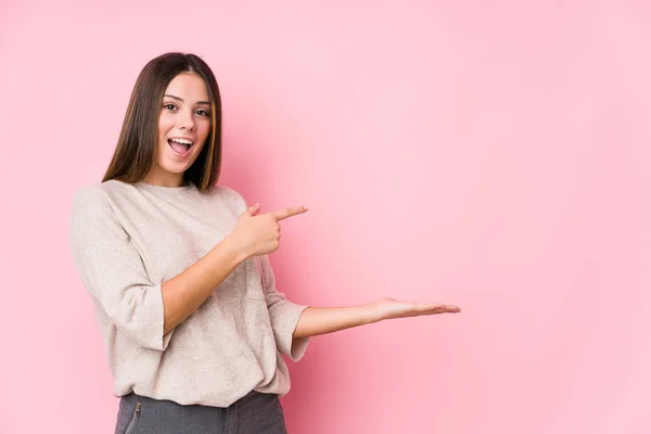 Giovane Donna Caucasica Posa Isolato Eccitato Tenendo Uno Spazio Copia — Foto Stock