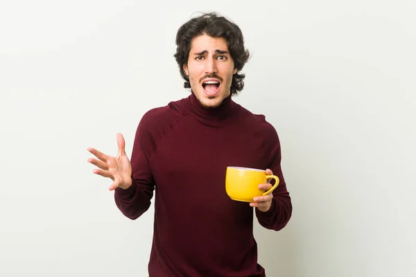 Joven Caucásico Sosteniendo Una Taza Café Celebrando Una Victoria Éxito — Foto de Stock