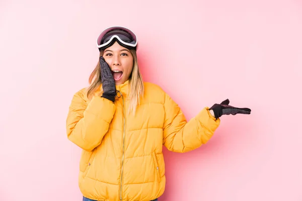 배경으로 스키를 코카서스 여성은 손바닥 복제품 공간을 있으며 놀라고 기뻤다 — 스톡 사진