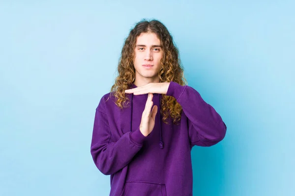 Homem Cabelo Longo Posando Isolado Mostrando Gesto Tempo Limite — Fotografia de Stock