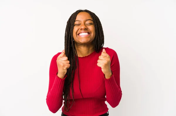 Młoda Afroamerykanka Samotnie Podnosząca Pięść Czująca Się Szczęśliwa Odnosząca Sukcesy — Zdjęcie stockowe