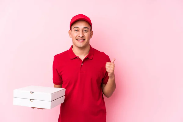 Ung Pizza Leverans Latin Man Isolerade Leende Och Höja Tummen — Stockfoto