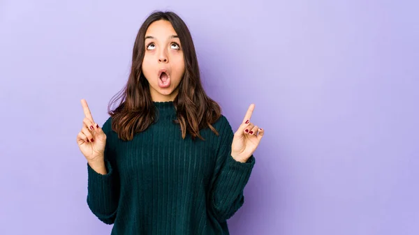 Jong Gemengd Ras Hispanic Vrouw Geïsoleerd Wijzen Upside Met Geopende — Stockfoto