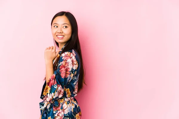 Joven Mujer China Usando Pijama Kimono Puntos Aislados Con Dedo —  Fotos de Stock