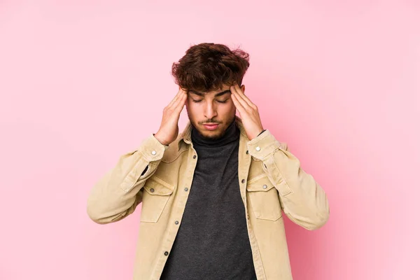 Joven Árabe Posando Fondo Aislado Tocando Las Sienes Teniendo Dolor —  Fotos de Stock