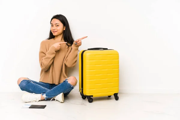 Giovane Donna Viaggiatore Cinese Seduta Sul Pavimento Con Una Valigia — Foto Stock