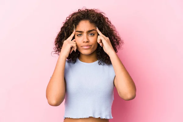 Young African American Woman Pink Background Focused Task Keeping Forefingers — ストック写真