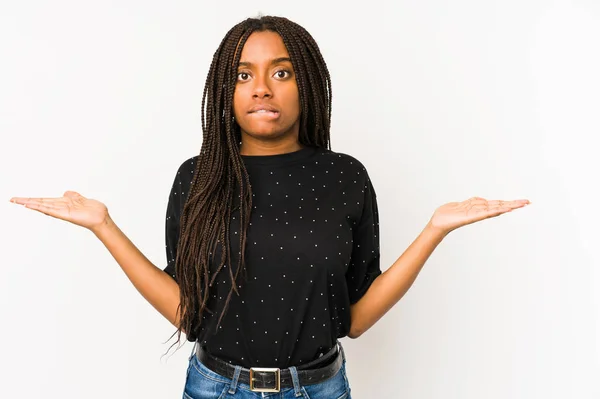 Jeune Femme Afro Américaine Isolée Sur Fond Blanc Épaules Confuses — Photo