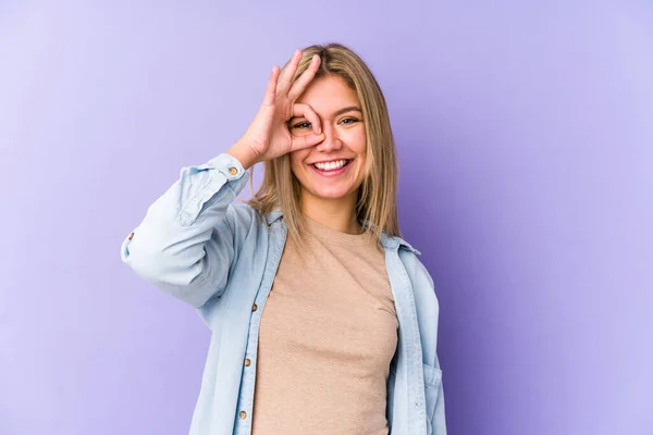 Νεαρή Ξανθιά Καυκάσια Γυναίκα Απομονωμένη Ενθουσιασμένοι Κρατώντας Χειρονομία Στο Μάτι — Φωτογραφία Αρχείου
