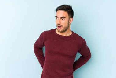 Kafkasyalı genç adam mavi arka planda izole edilmişti. Gördüğü bir şey yüzünden şok olmuştu..