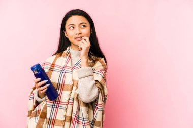 Pembe arka planda kamp yapan Çinli genç bir kadın gururlu ve kendinden emin hissediyor..