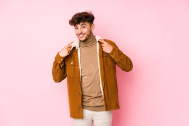 Yalnız poz veren genç bir Arap. 