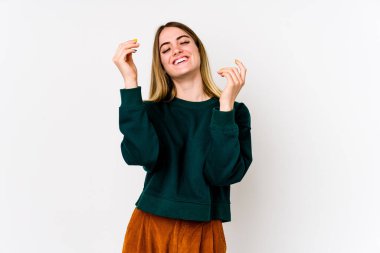 Beyaz arka planda izole edilmiş beyaz bir kadın neşeli bir şekilde gülüyor. Mutluluk kavramı.