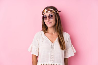 Genç beyaz kadın hedeflerine ve amaçlarına ulaşma hayalleri kuruyor.