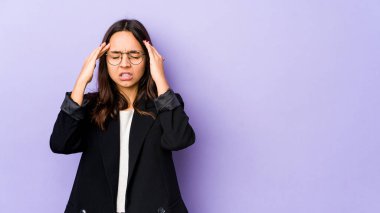 Genç melez İspanyol kadın tapınaklara dokunuyor ve baş ağrısı çekiyor..