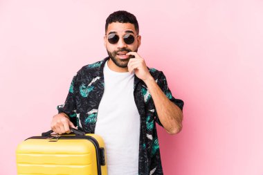 Elinde bavul tutan genç Latin bir adam rahatlamış fotokopi odasına bakan bir şey düşünüyor..