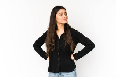 Mor arka planda izole edilmiş genç Hintli kadın hedeflerine ve amaçlarına ulaşma hayali kuruyor.