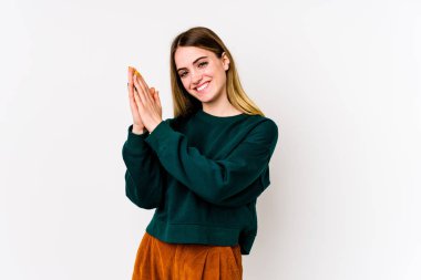 Beyaz arka planda izole edilmiş genç beyaz kadın enerjik ve rahat hissediyor, ellerini ovuşturuyor..