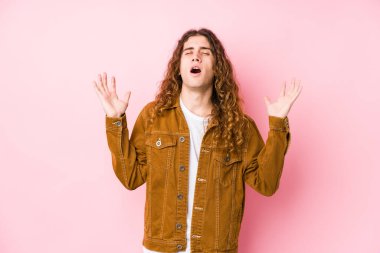 Genç, uzun saçlı adam kendini soyutlamış, gökyüzüne haykırıyor, yukarı bakıyor, hayal kırıklığına uğramış..