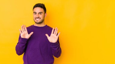 Kafkasyalı genç adam sarı fırında izole edilmiş, tiksinti belirtisi gösteren birini reddediyor..