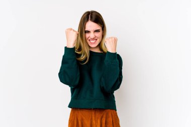 Beyaz arka planda yalnız kalmış, tasasız ve heyecanlı genç bir beyaz kadın. Zafer konsepti.